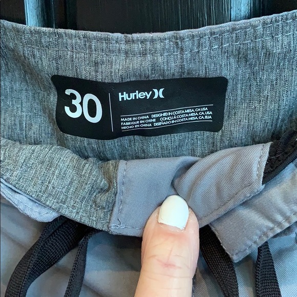 Men’s size 30 Hurley board shorts - Picture 3 of 4